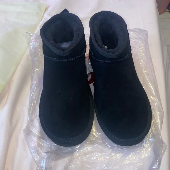 UGG Shoes - Black UGG boots low